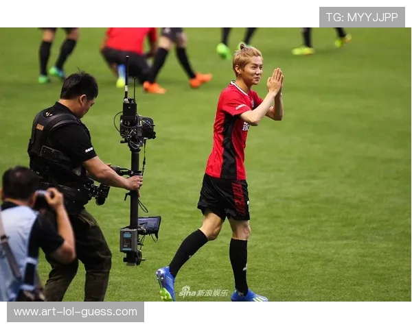 足球星辫子引领赛场风潮展现独特魅力与激情力量